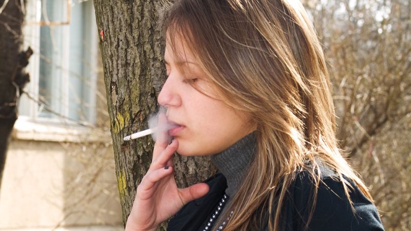 Smoking before the age of 18 increases the risk of developing respiratory symptoms in your 20s - article image